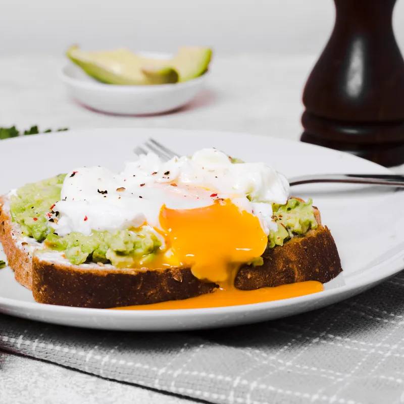 Tartine cu avocado și ou poșat la air fryer – Rețetă rapidă și plină de gust
