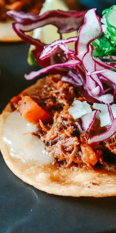 Tinga de pollo la airfryer: pui mărunțit în sos afumat de roșii și chipotle, pe tostadas crocante