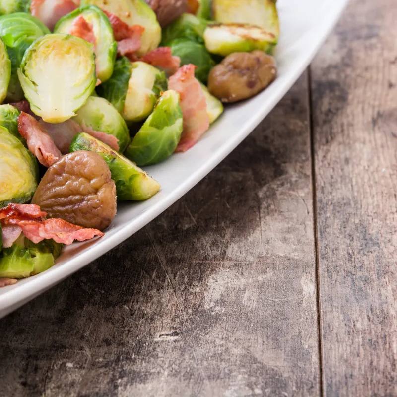 Varză de Bruxelles cu oțet balsamic și nuci