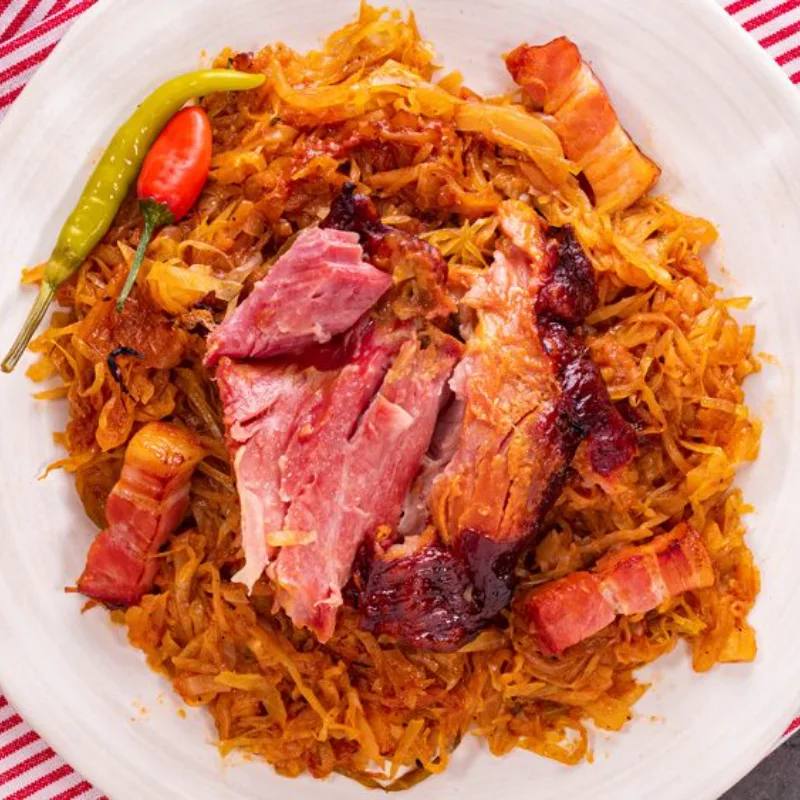 Varză călită cu costiță afumată la cuptor, aromată și fragedă