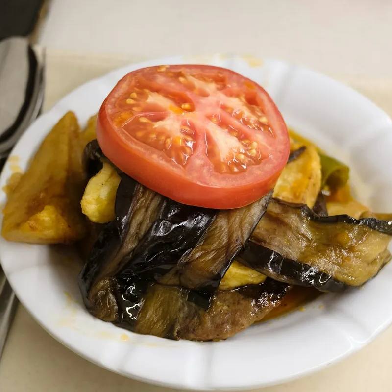 Vinete împănate cu usturoi la airfryer, de post, cu roșii și ceapă (mâncare de vinete ca la bunica)