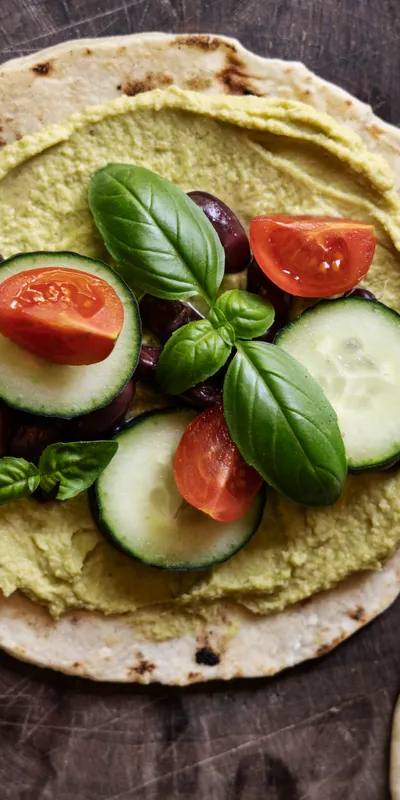 Wraps cu hummus, legume și pui la grătar