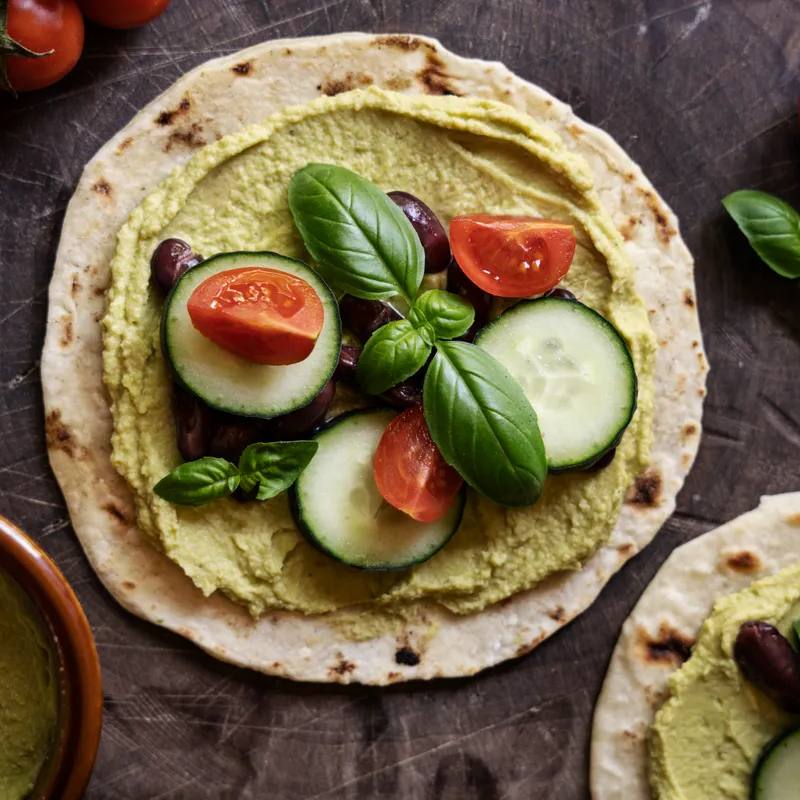 Wraps cu hummus, legume și pui la grătar